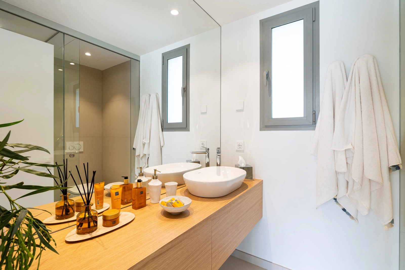 Moderne Badezimmer zeichnen sich durch klare Linien, natürliche Holzoberflächen und hochwertige Armaturen aus.