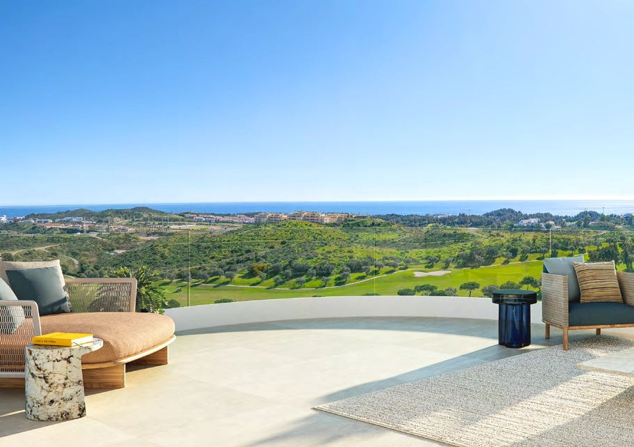 Eine private Terrasse, die Ihren Wohnraum erweitert, geschaffen für ruhige Momente und offenen Blick auf das Mittelmeer.