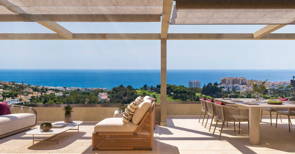 Ihre geräumige private Terrasse, ein idealer Ort für Abendessen mit Freunden, während Sie den Panoramablick auf das Meer über die Costa del Sol genießen.