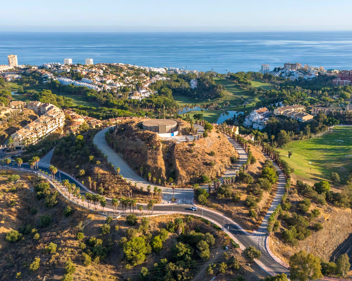 Eine Luftaufnahme, die die privilegierte Lage der Anlage zeigt, eingebettet zwischen Bergen und Meer.