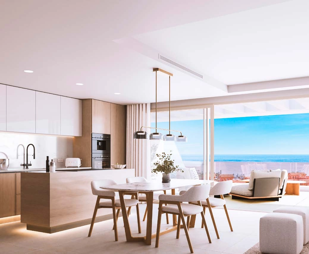 Geräumige Wohnzimmer öffnen sich zur Terrasse und bringen den atemberaubenden Meerblick ins Innere.