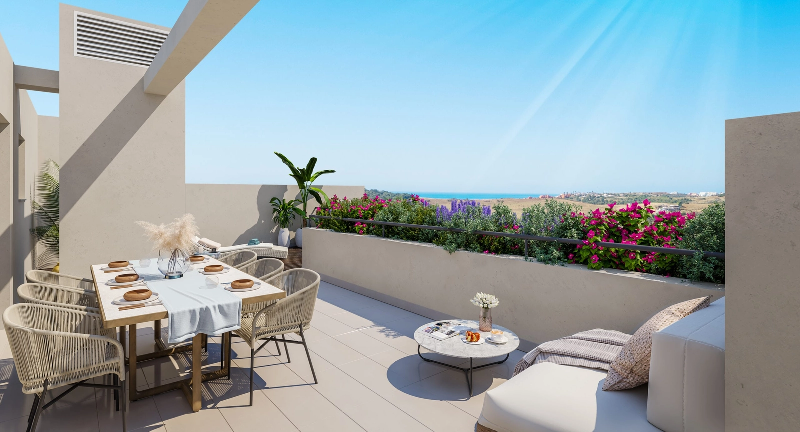 Eine geräumige private Terrasse, ideal zum Essen und Entspannen, mit wunderschönem Blick über die Costa del Sol.