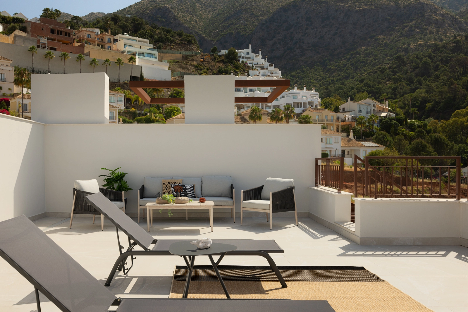 Eine geräumige und private Terrasse, ideal zum Entspannen mit Familie und Freunden im angenehmen spanischen Klima.