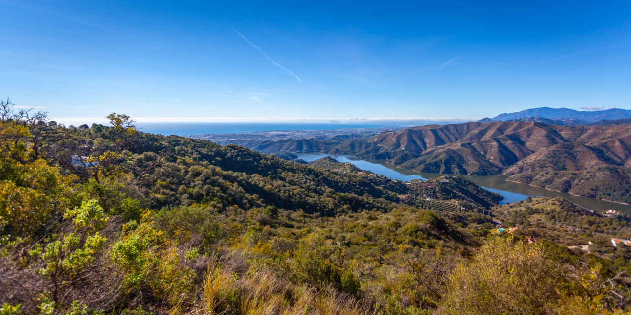 Unvergesslicher Panoramablick von der Unterkunft, über den Stausee La Concepción bis hin zum Mittelmeer.