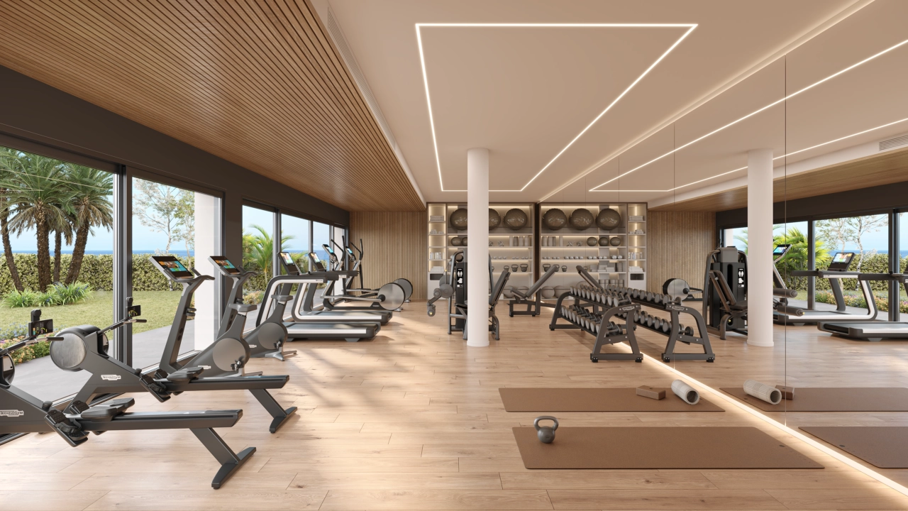 Das hochmoderne Indoor-Fitnessstudio ist komplett für alle Ihre Fitnessbedürfnisse ausgestattet, mit Blick auf die Gärten.