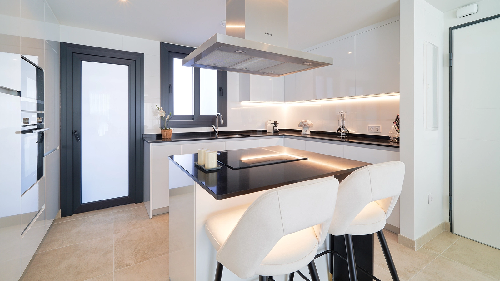 Eine moderne, voll ausgestattete Küche mit hochwertigen Geräten und einer stilvollen Kochinsel.