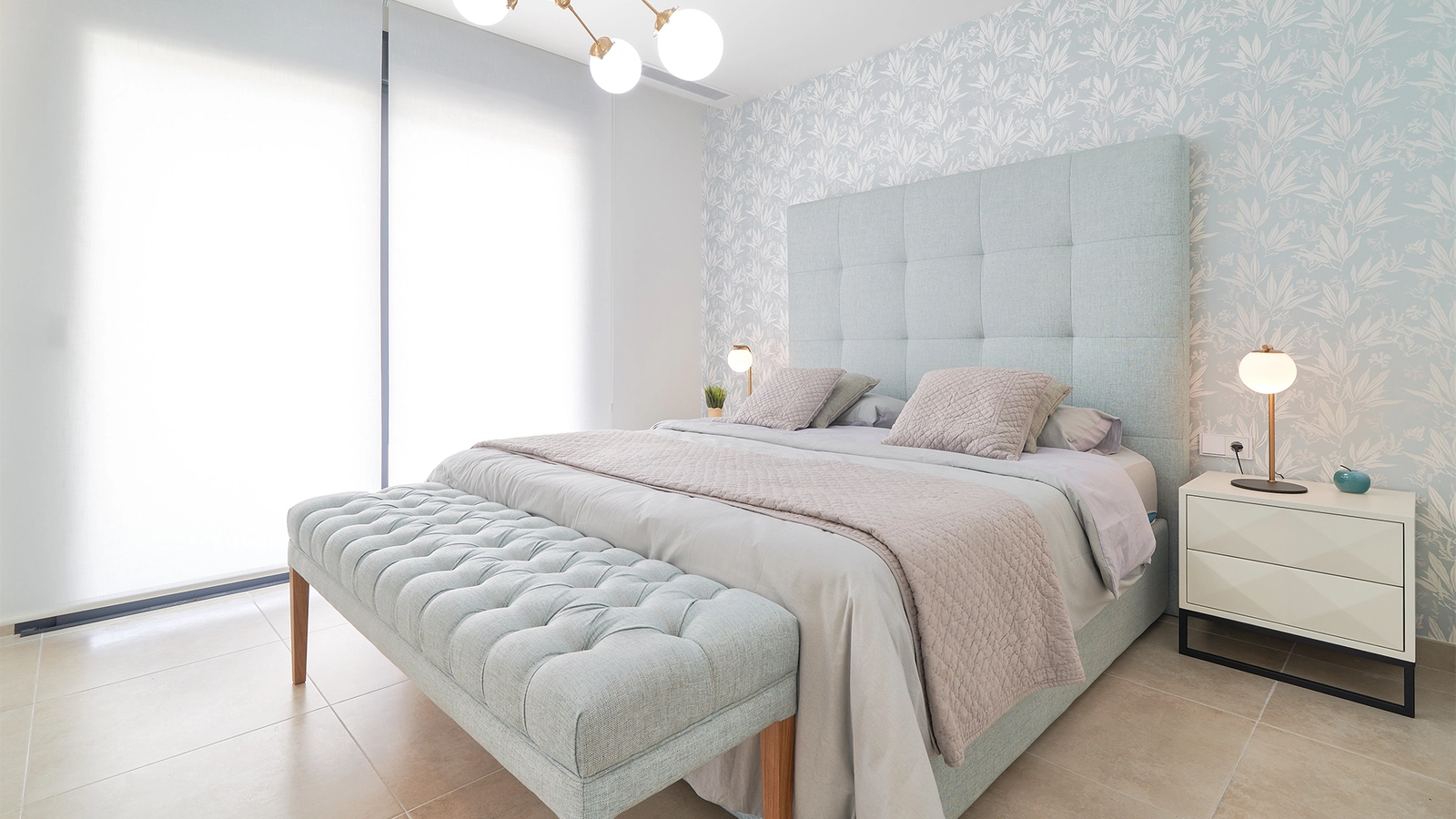 Die elegante Master-Suite, ein ruhiger und komfortabler Raum zum Ausruhen und Entspannen.