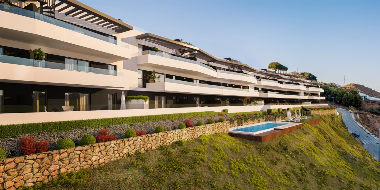 Die elegante, moderne Architektur der Anlage bei Sonnenuntergang.