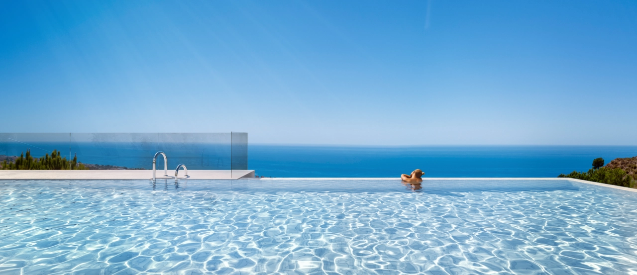 Der atemberaubende Infinity-Pool, wo das Wasser auf den Himmel und das Meer trifft.