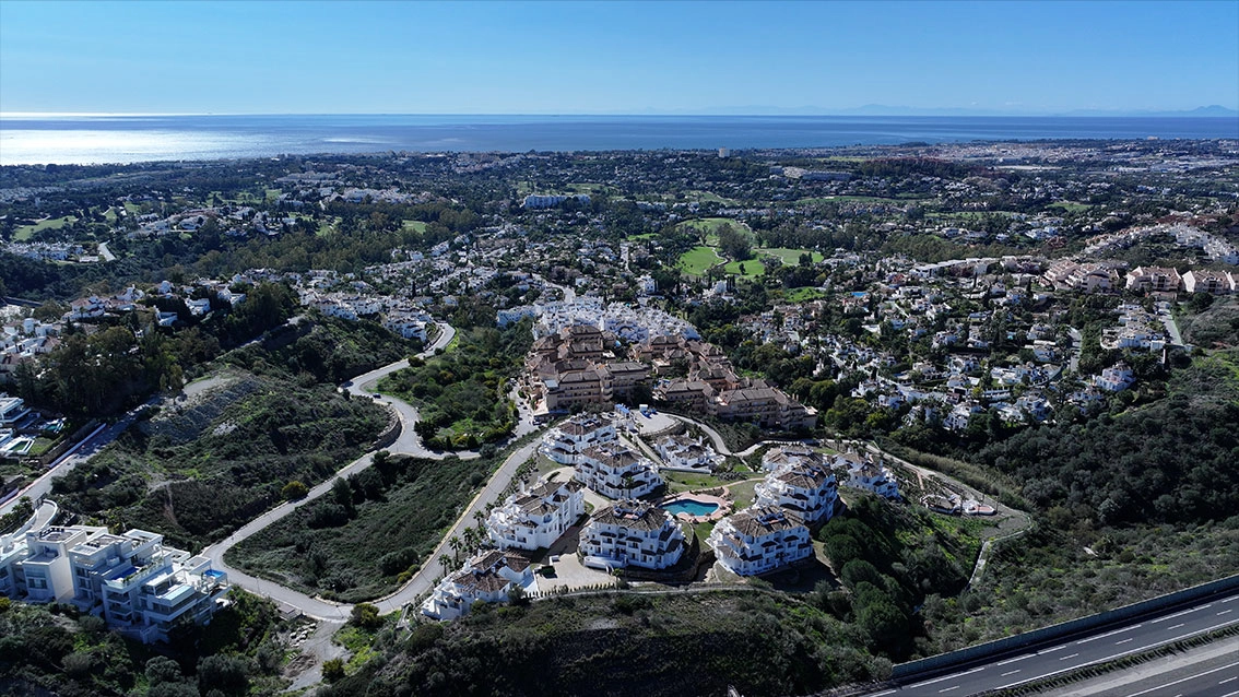 Panoramablick über die üppige Landschaft von Nueva Andalucía in Richtung Mittelmeer, ein tägliches Schauspiel von Ihrem Zuhause aus.