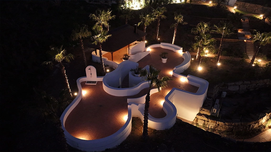 Die wunderschön beleuchteten Gemeinschaftsanlagen bei Nacht schaffen eine magische und sichere Atmosphäre.