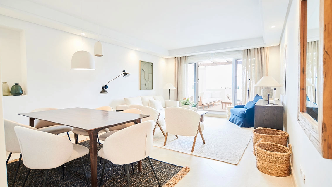 Ein heller und geräumiger Wohnbereich, entworfen für Komfort und Eleganz, der nahtlos mit dem Außenbereich verbunden ist.