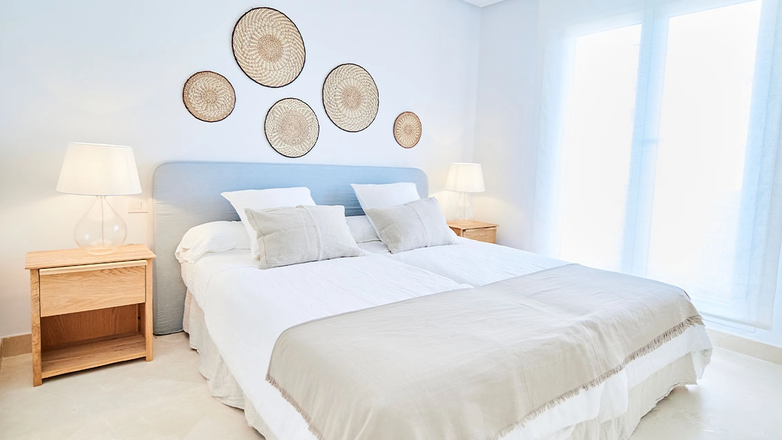 Ein einladendes, lichtdurchflutetes Gästezimmer, das Komfort und Stil für die Familie und Freunde bietet.