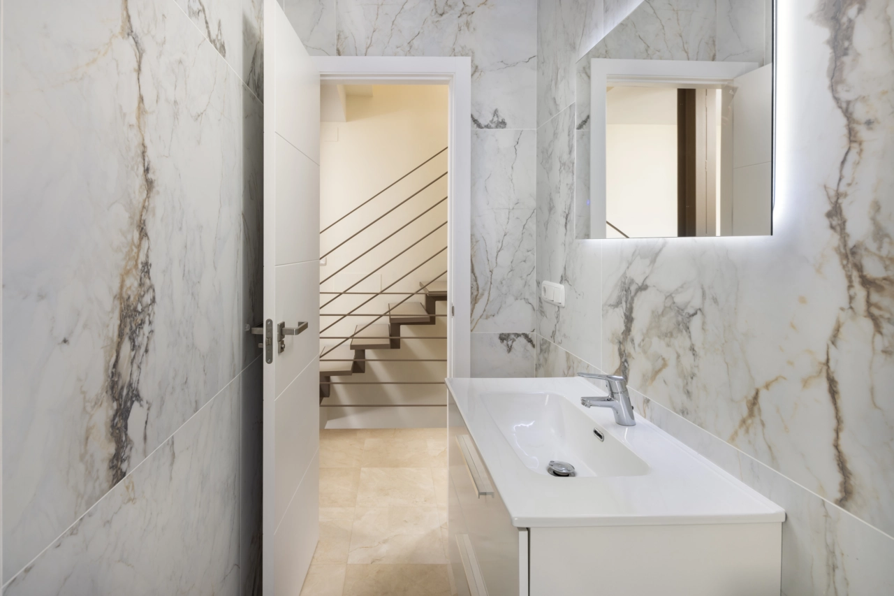 Ein modernes Gästebadezimmer mit stilvollen Fliesen und hochwertigen Armaturen.