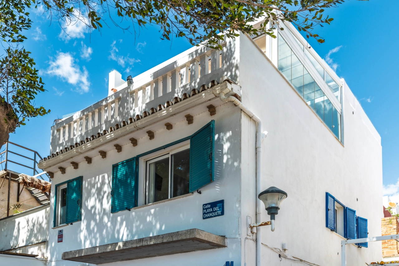 Ein Blick auf die einzigartige Architektur und erstklassige Lage der Immobilie.