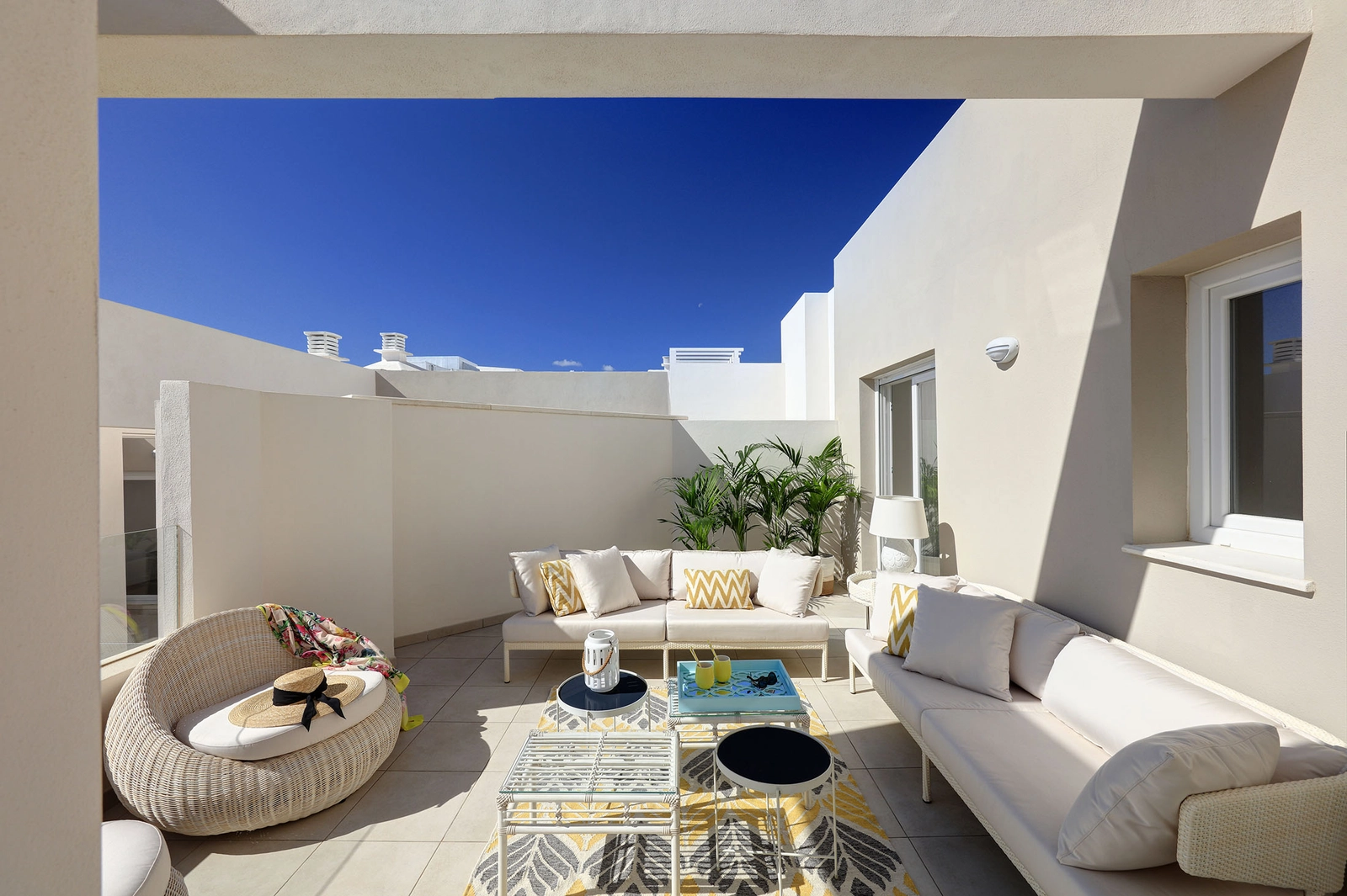 Genießen Sie das Klima der Costa del Sol auf Ihrer weitläufigen privaten Terrasse, ideal zum Entspannen oder Speisen.