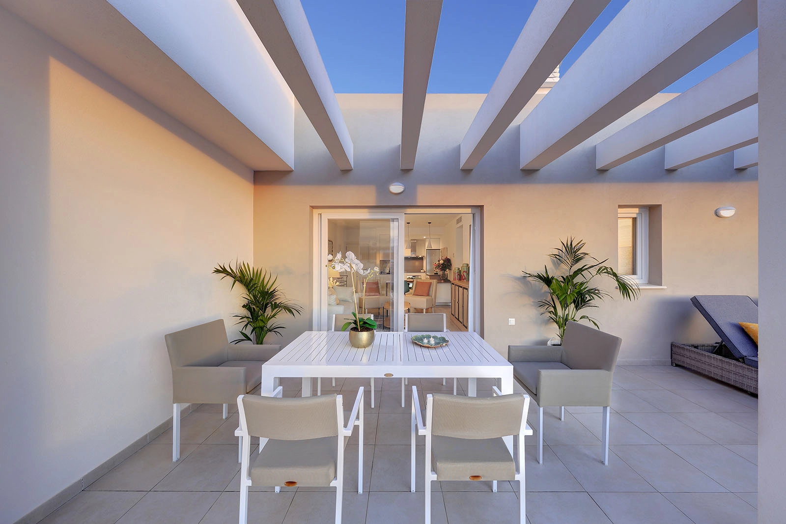 Die Terrasse bietet einen perfekten Rahmen für Mahlzeiten im Freien und verbindet sich nahtlos mit dem Wohnbereich im Innenbereich.