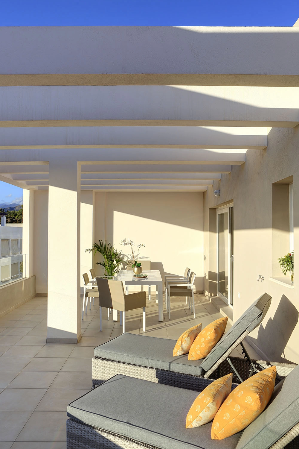 Genießen Sie die spanische Sonne auf Ihrer privaten Terrasse, die für ultimative Entspannung und Komfort konzipiert wurde.