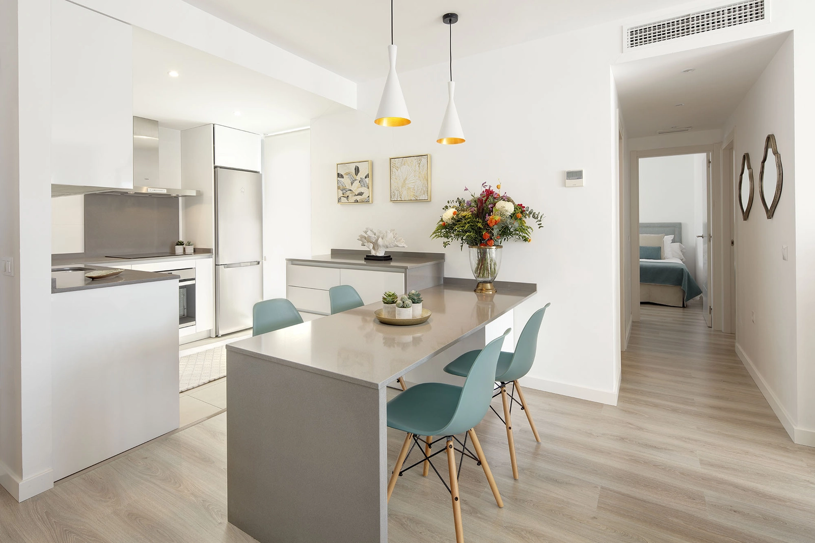Helle, offene Küchen verfügen über modernes Design und hochwertige Ausstattung, perfekt zum Kochen und Unterhalten.