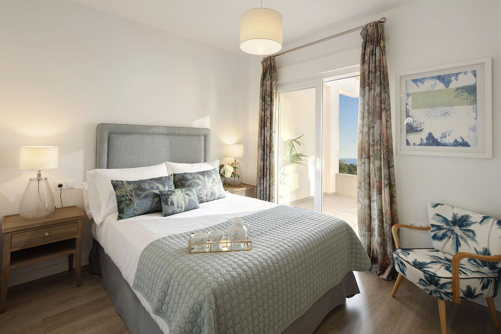 Das Hauptschlafzimmer ist ein ruhiger Rückzugsort mit direktem Zugang zu einem privaten Balkon.