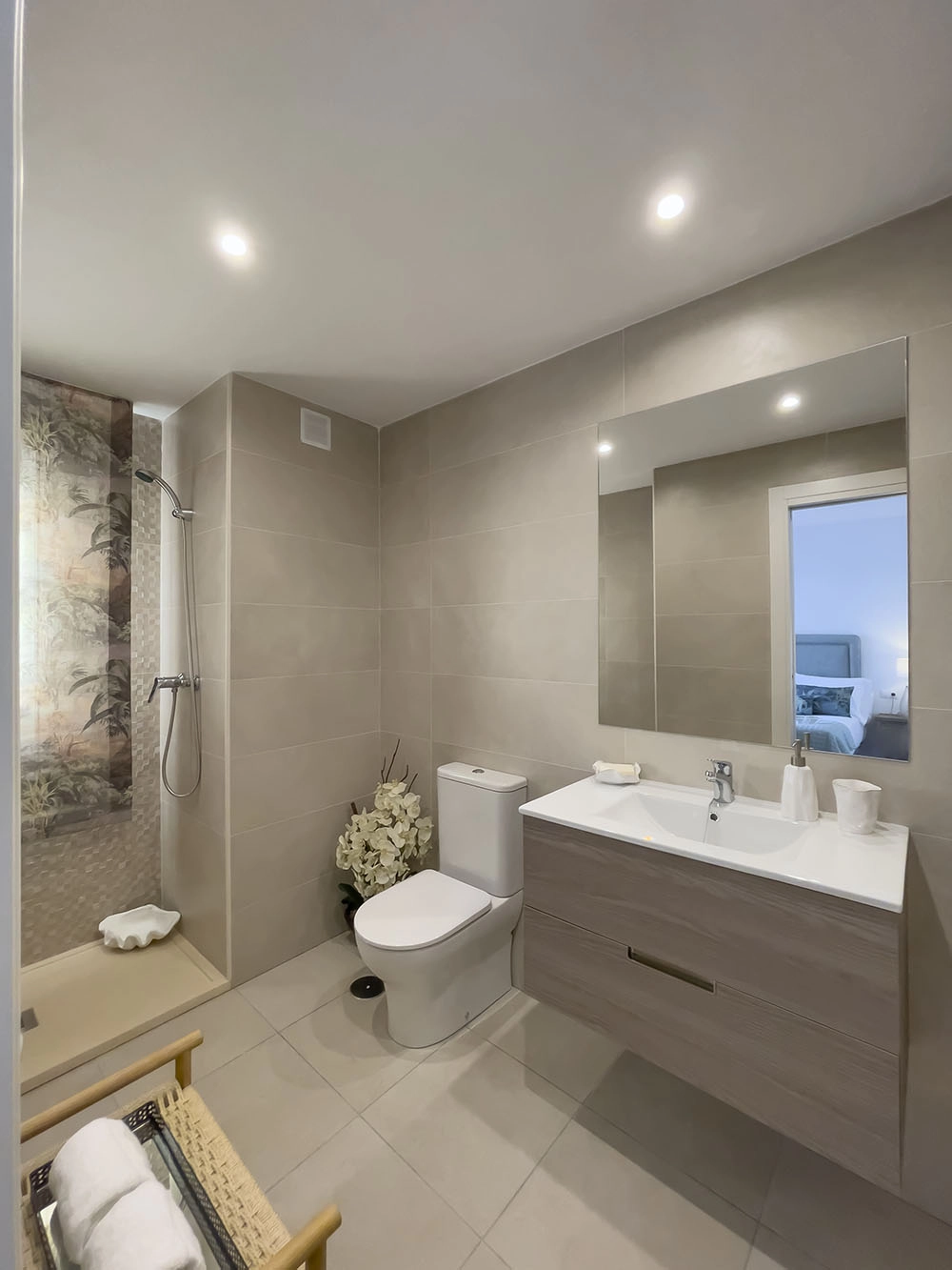 Elegante Badezimmer sind mit modernen Armaturen und hochwertigen Materialien ausgestattet.