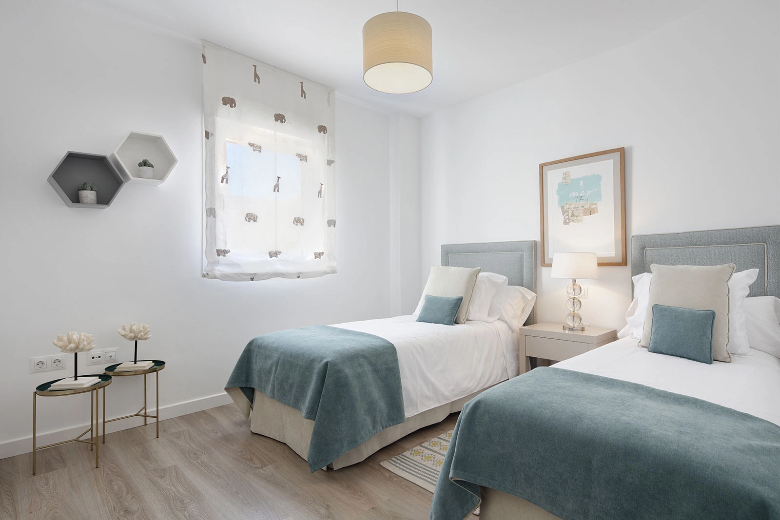 Komfortable und lichtdurchflutete Gäste-Schlafzimmer bieten einen einladenden Raum für Familie und Freunde.