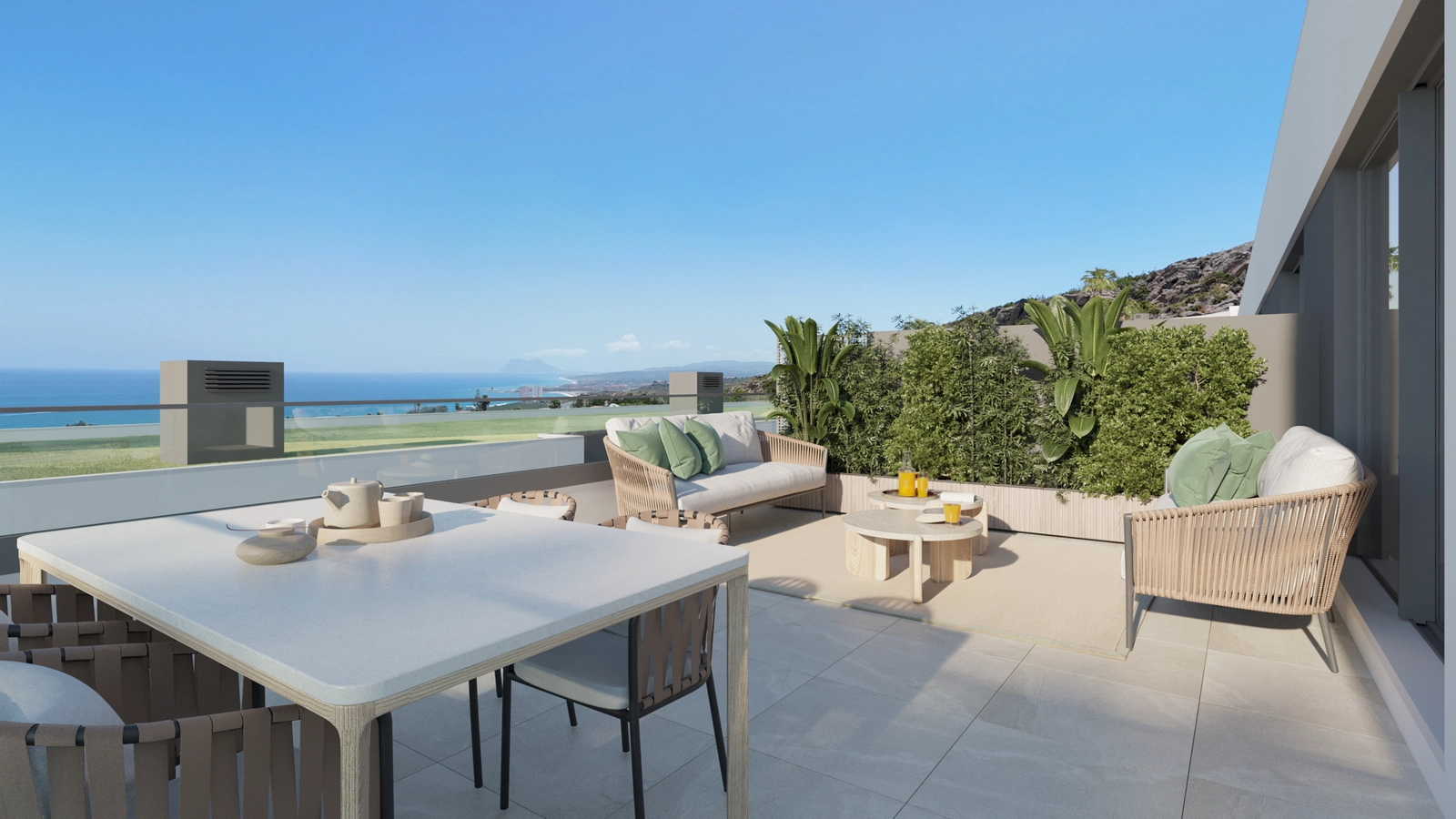 Eine weitläufige obere Terrasse, perfekt für Essen mit Freunden und Familie, während Sie den Panoramablick auf das Meer genießen.