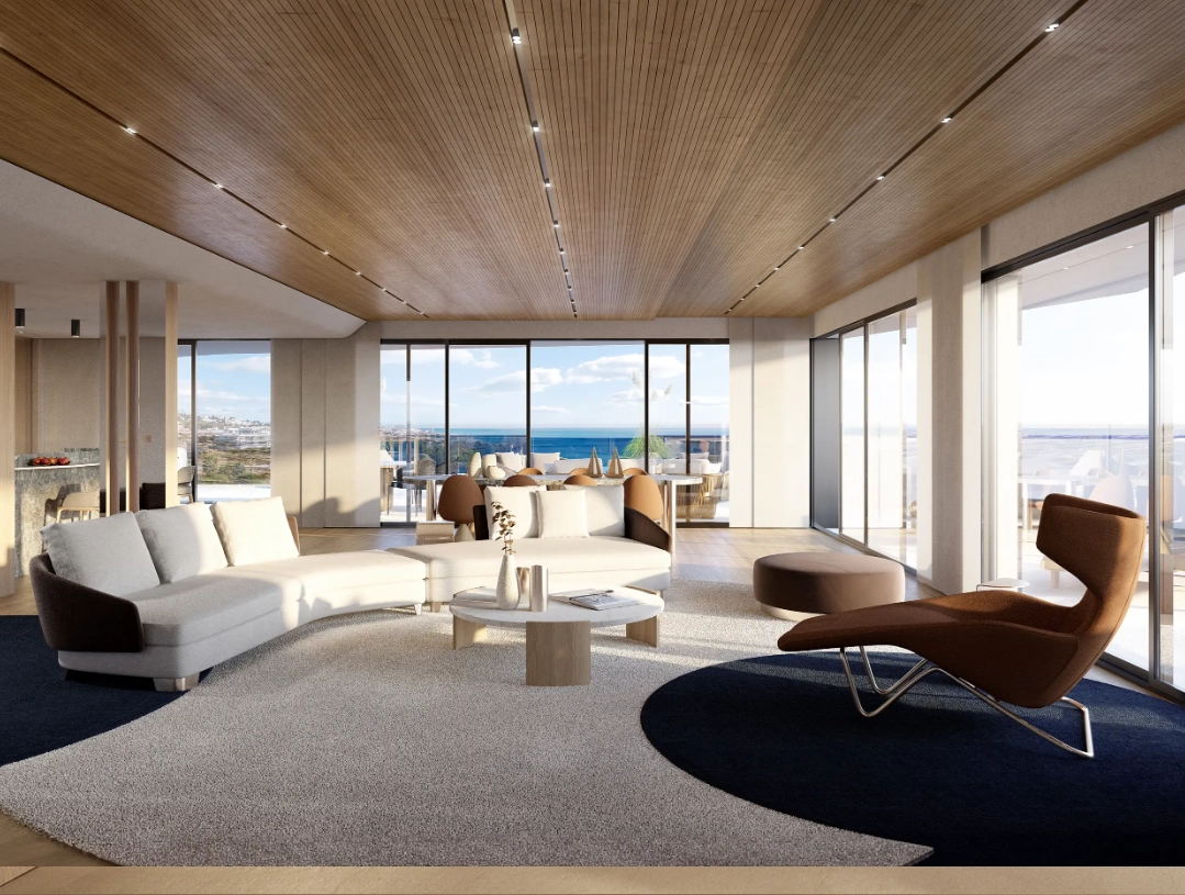 Sonnenverwöhnte Wohnbereiche mit bodentiefen Fenstern verbinden Sie mit der wunderschönen mediterranen Natur.