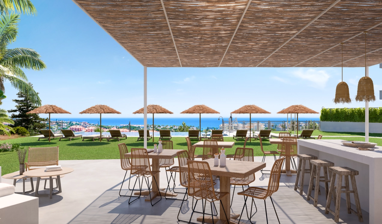 Der einladende Gemeinschaftspool mit Sonnenterrasse, ein perfekter Ort zum Entspannen mit Blick auf die Küste.