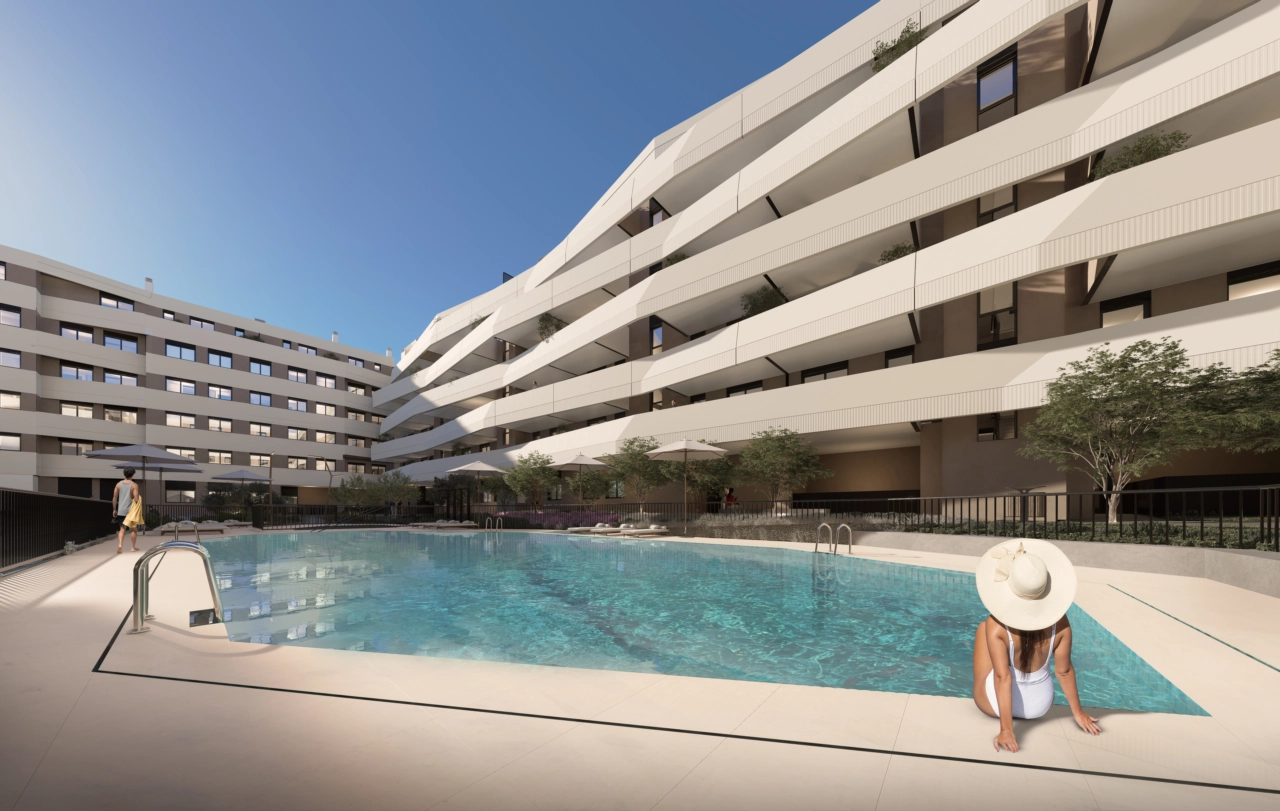 Genießen Sie den großen Gemeinschaftspool, eingebettet in gepflegte Gärten – ein perfekter Ort zum Entspannen und Abkühlen.