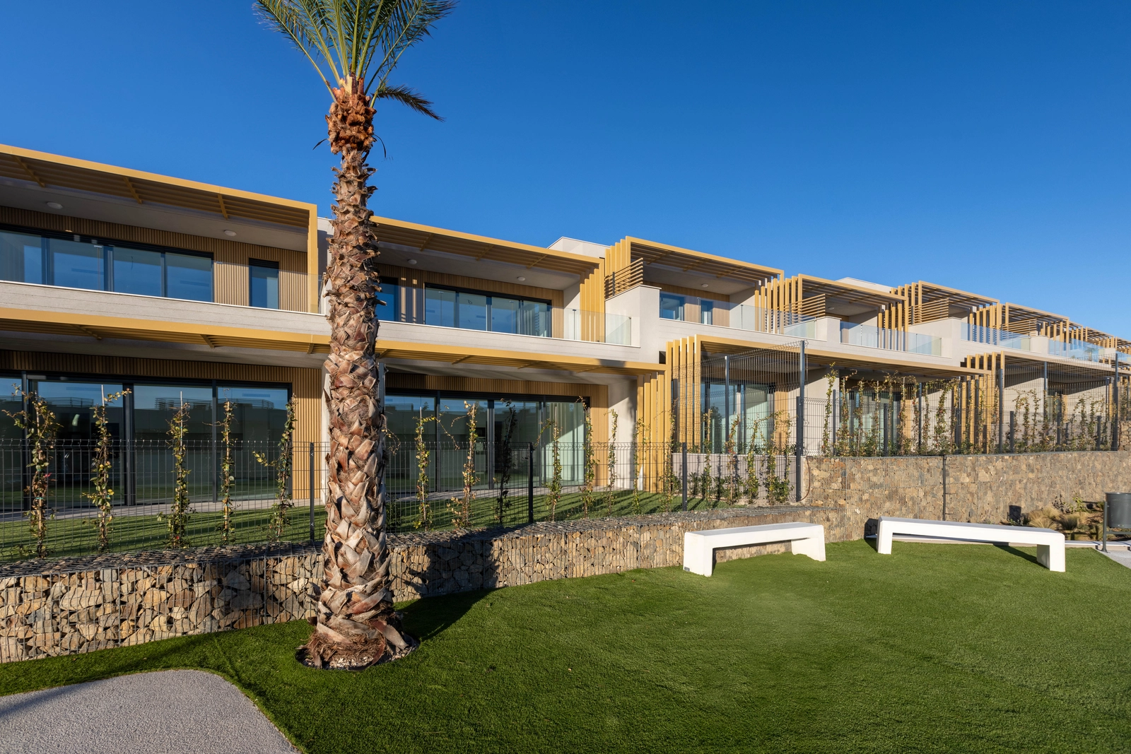 Gepflegte Gärten und Grünflächen schaffen eine ruhige Atmosphäre in der gesamten Gemeinschaft.