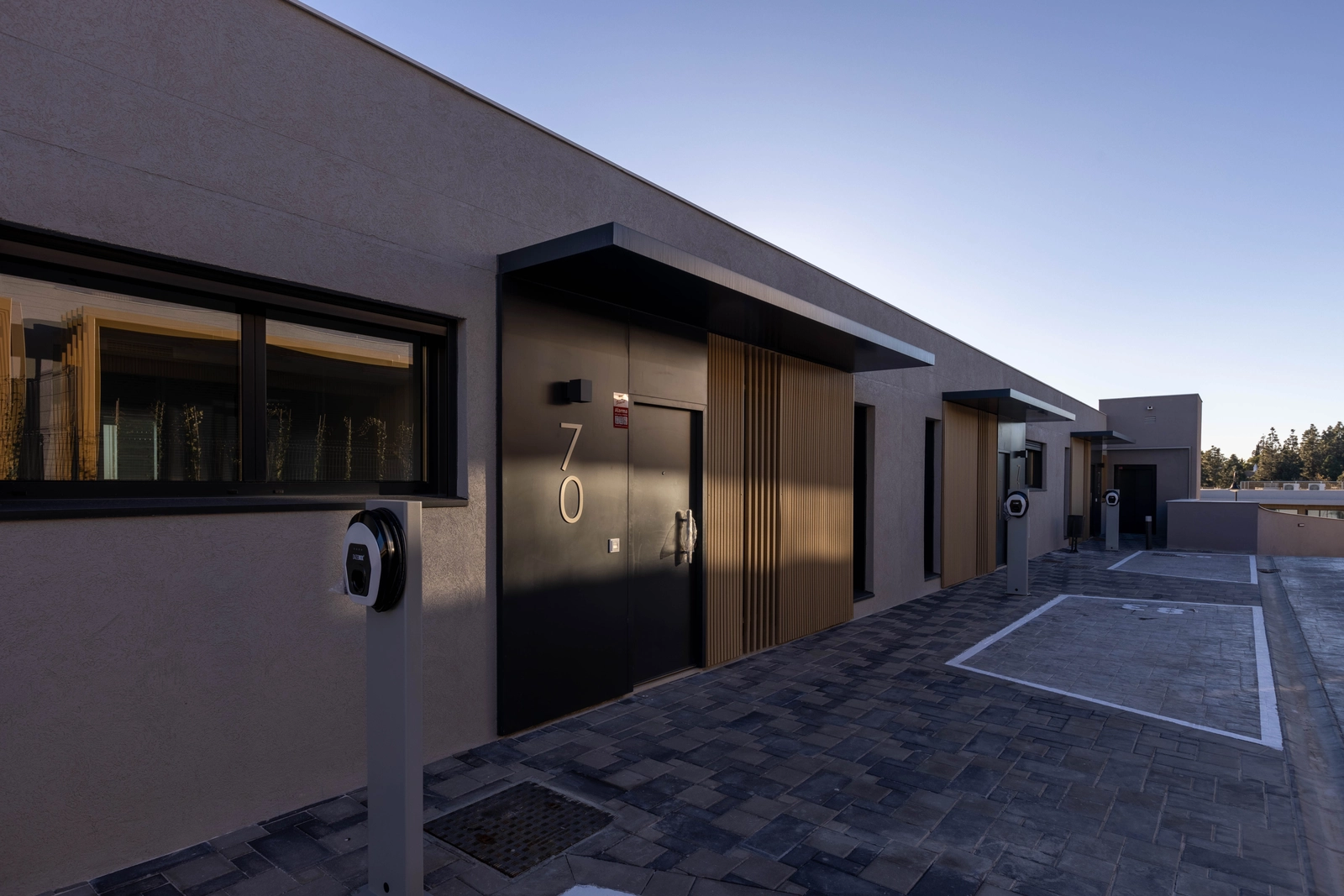 Private Parkplätze verfügen über praktische Ladestationen für Elektrofahrzeuge.