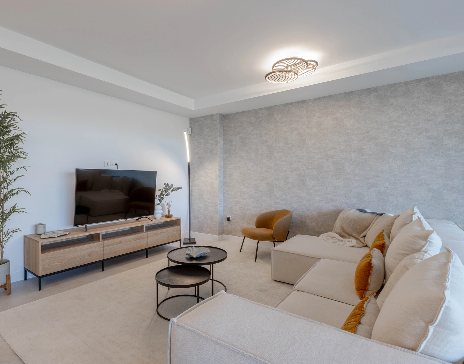 Helle und geräumige Wohnzimmer sind auf Komfort ausgelegt, mit hochwertiger Ausstattung und viel Tageslicht.