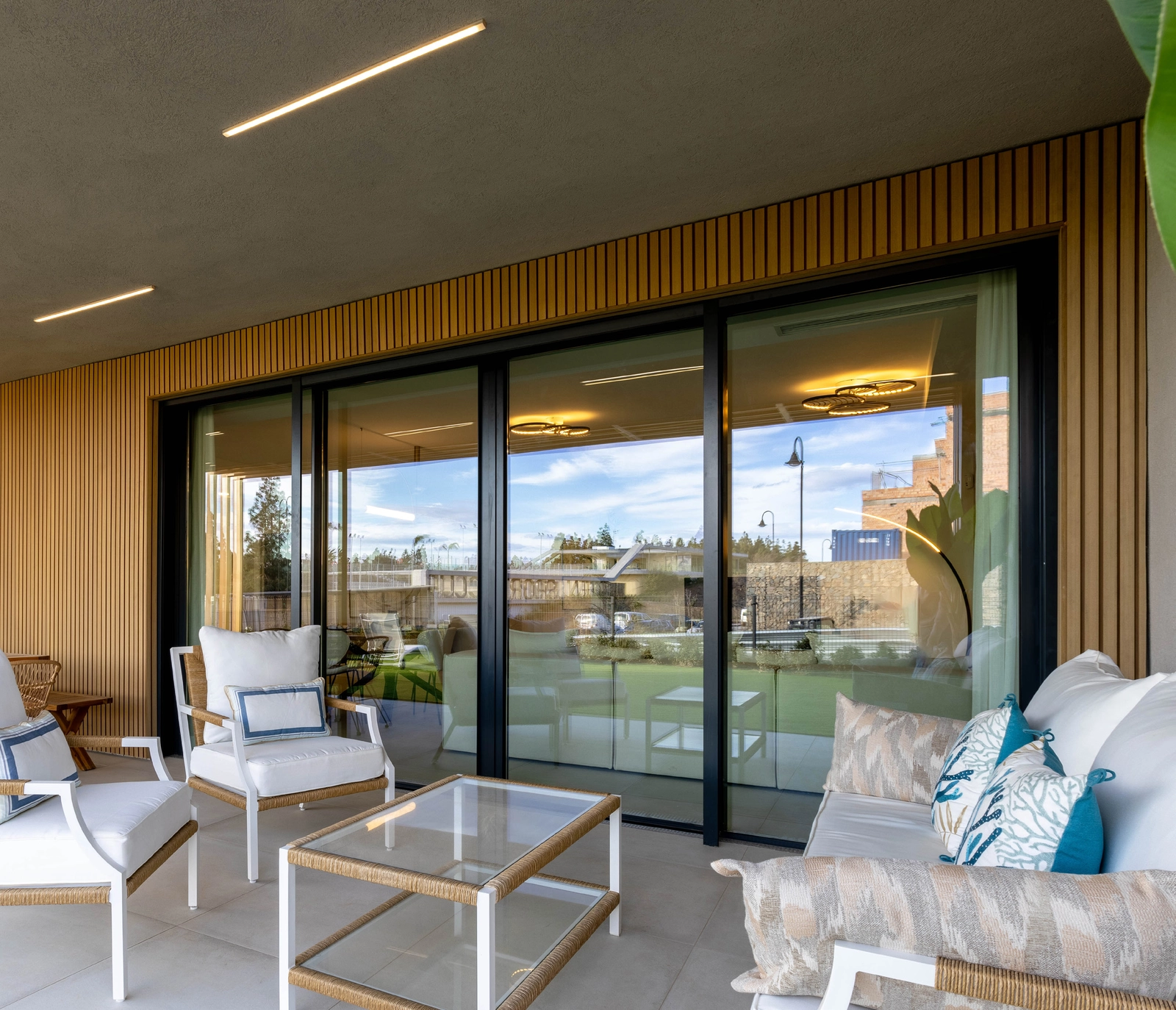 Eine private, überdachte Terrasse bietet einen ruhigen Ort zum Entspannen und Essen im Freien.