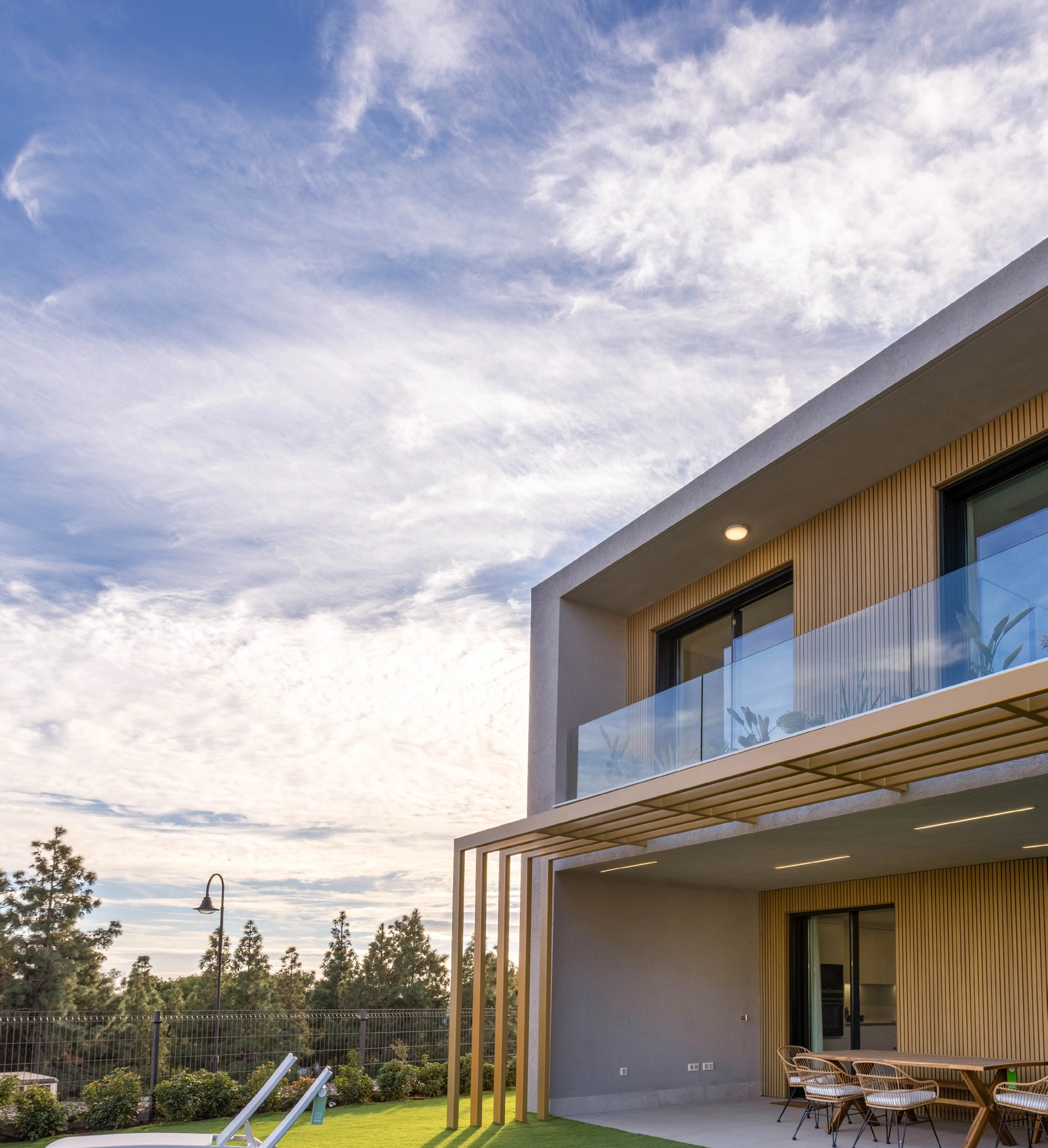 Jedes Reihenhaus verfügt über einen privaten Garten, der den Wohnraum in die wunderschöne Natur erweitert.