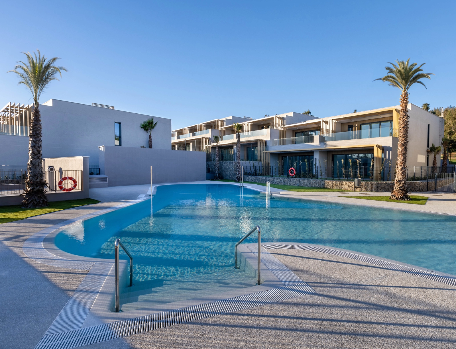 Der große Gemeinschaftspool ist das Herzstück der Anlage, perfekt zum Abkühlen an einem warmen Tag.