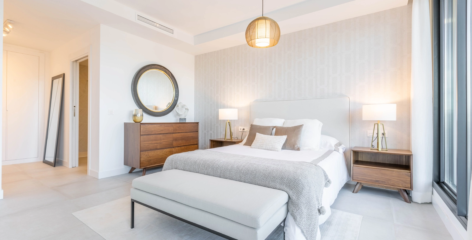 Das Hauptschlafzimmer ist ein friedlicher Rückzugsort, der mit Eleganz und Komfort gestaltet wurde.