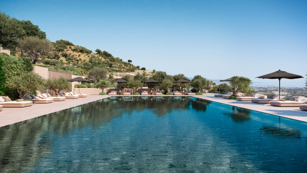 Der weitläufige Gemeinschaftspool, umgeben von üppigen Gärten und bequemen Sonnenliegen.