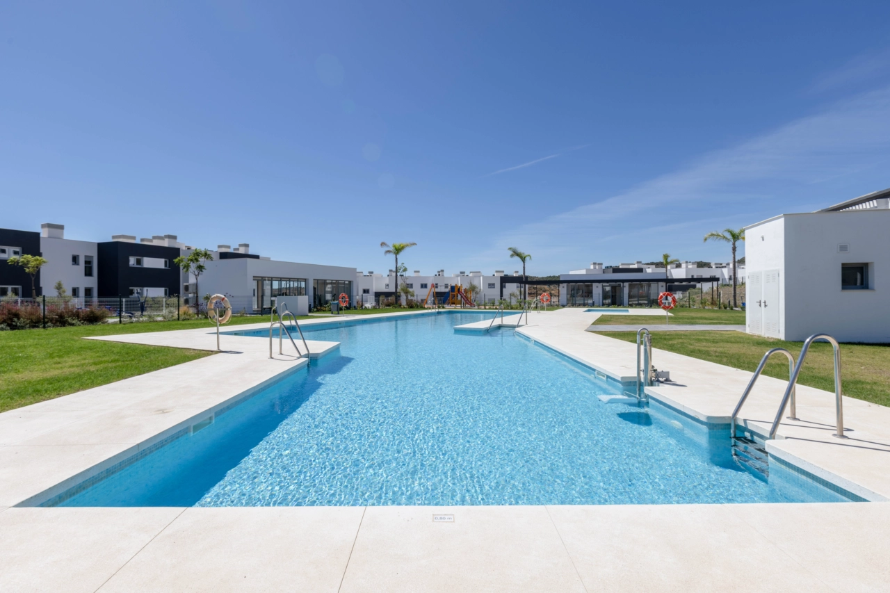 Der einladende Swimmingpool befindet sich inmitten wunderschön angelegter Gärten, die den Bewohnern zur Verfügung stehen.