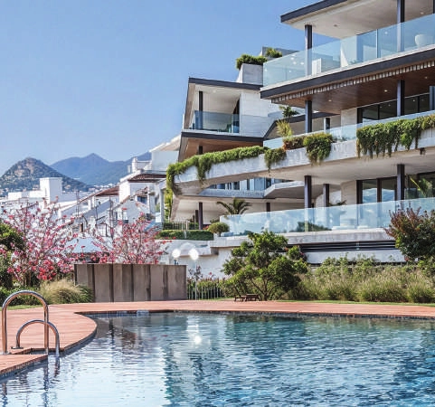 Der große Gemeinschaftspool ist der perfekte Ort, um sich abzukühlen und die über 320 Sonnentage zu genießen.