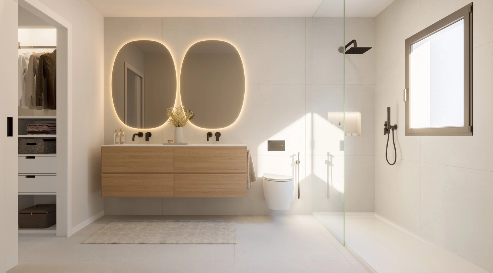 Ein helles und modernes Badezimmer mit hochwertigen Armaturen und einer geräumigen ebenerdigen Dusche.