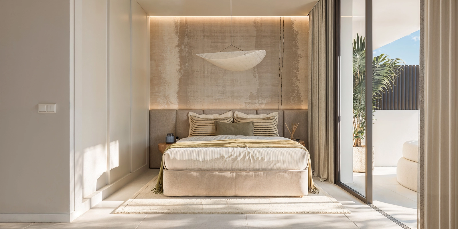 Ein wunderschön gestaltetes Zweitschlafzimmer, das Komfort, Stil und Zugang zu einem privaten Terrassenbereich bietet.