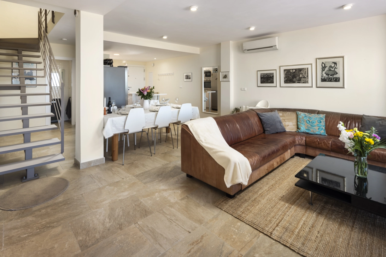 Der offene Wohn- und Essbereich ist hell, geräumig und perfekt für modernes Wohnen.