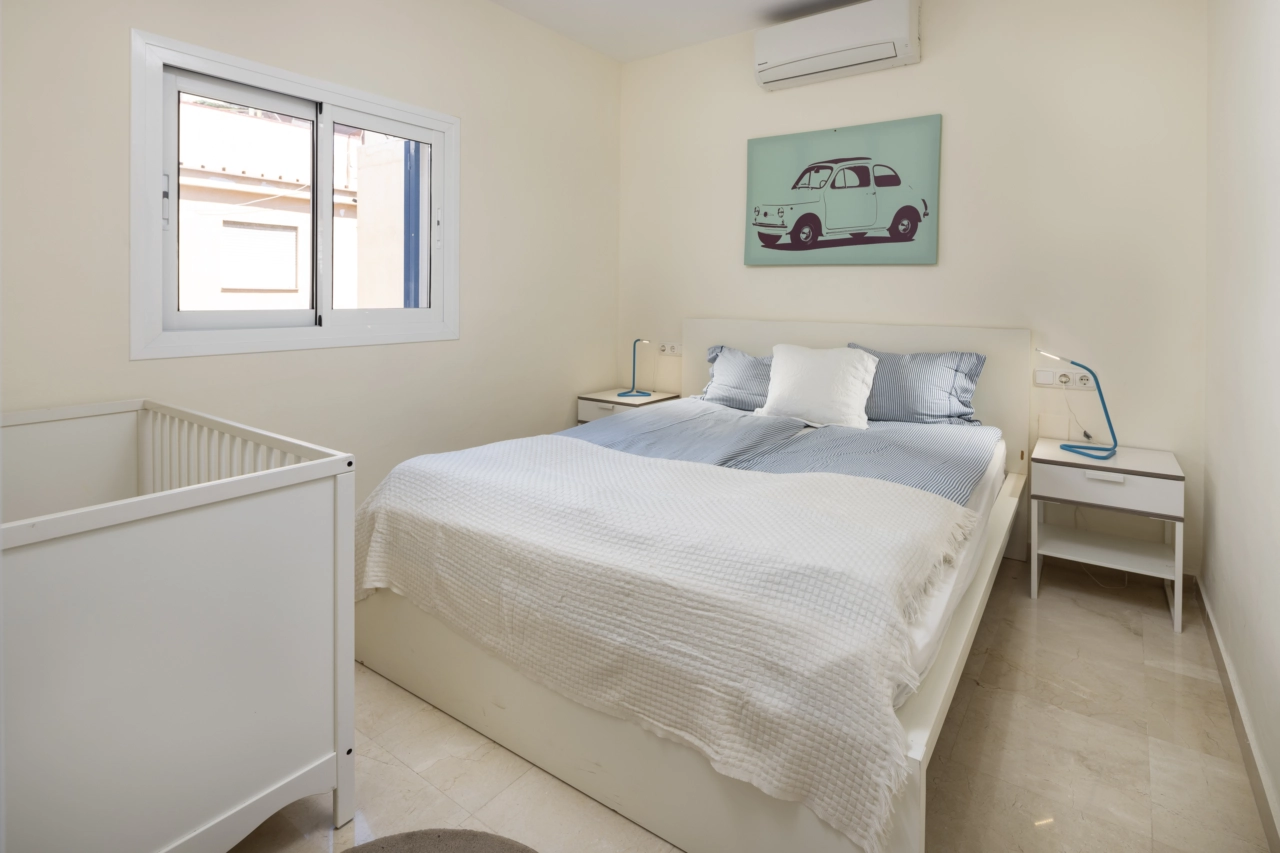 Dieses helle und einladende Schlafzimmer ist perfekt für Familie oder Gäste.