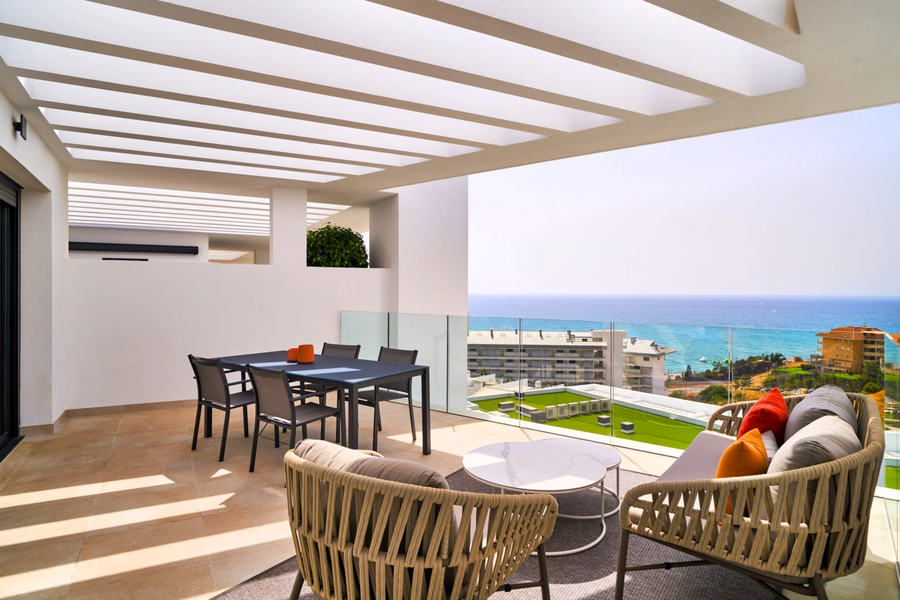 Eine geräumige private Terrasse mit atemberaubendem Meerblick, eine ideale Umgebung für Mahlzeiten und Entspannung im Freien an der Costa del Sol.