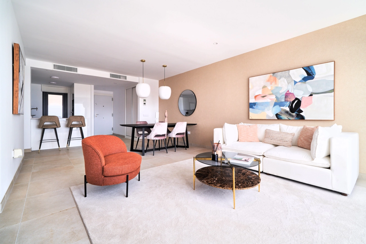 Helle und elegante Wohnbereiche, auf Komfort ausgelegt, mit modernem Dekor und hochwertiger Ausstattung.