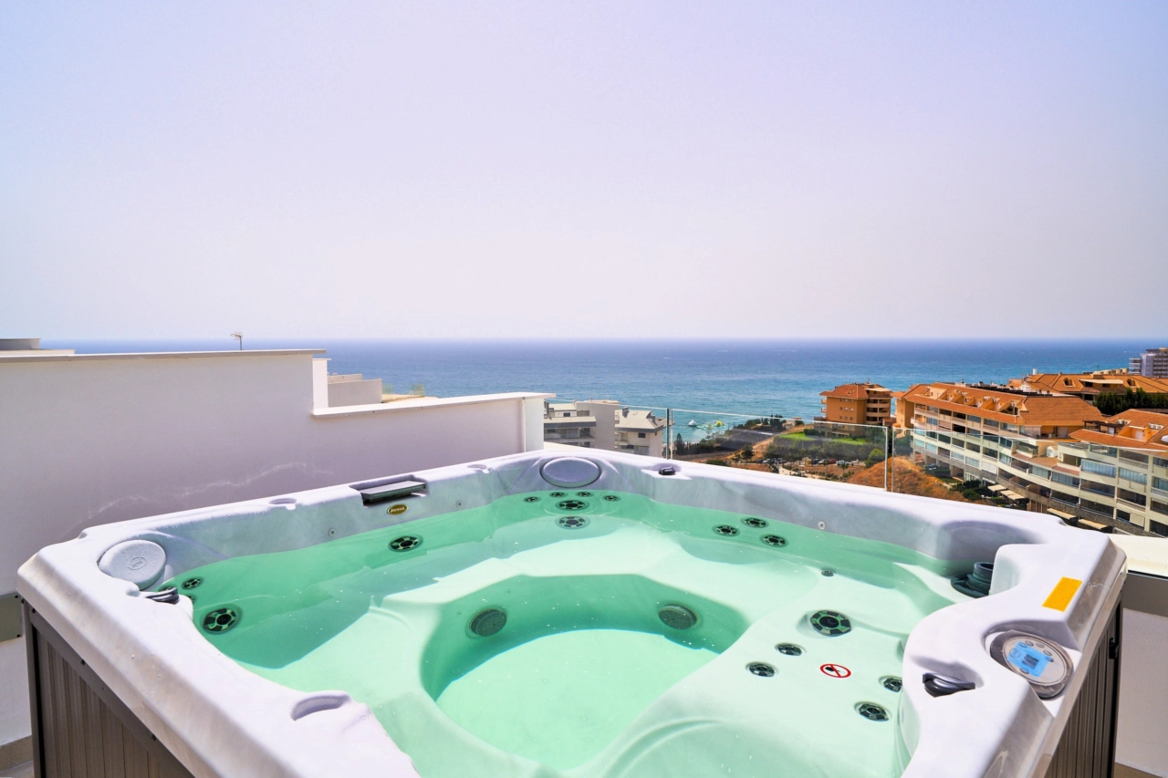Entspannen Sie im privaten Whirlpool auf der Dachterrasse, während Sie den Panoramablick auf das Meer und die Küste genießen.