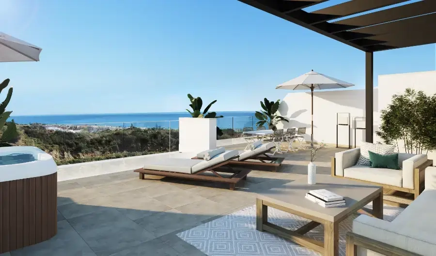 Stellen Sie sich vor, Sie entspannen auf Ihrem weitläufigen privaten Solarium mit Panoramablick auf das Mittelmeer.