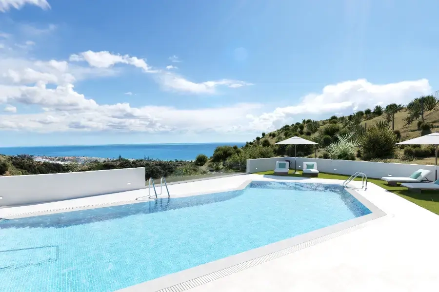 Der Gemeinschaftspool bietet eine erfrischende Abwechslung mit wunderschönem Meerblick über die Costa del Sol.