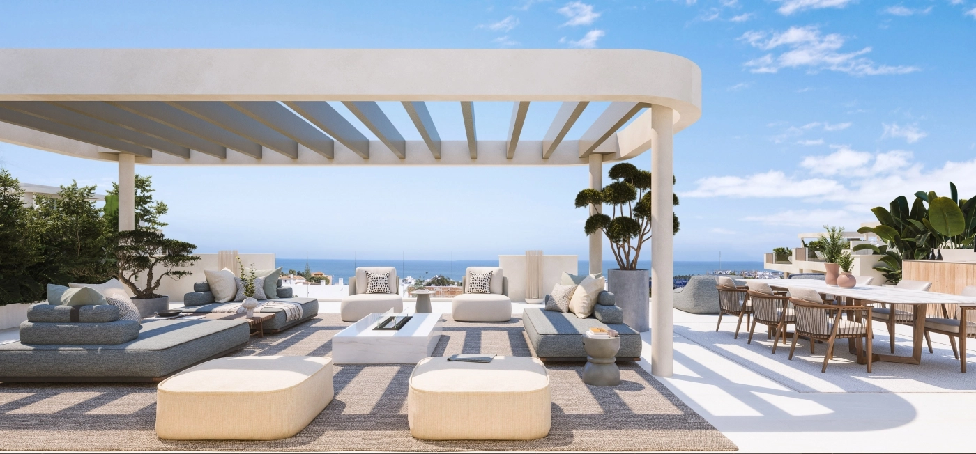 Dachterrasse mit Panoramablick auf das Meer, ein idealer Ort zum Entspannen und Unterhalten an der Costa del Sol.
